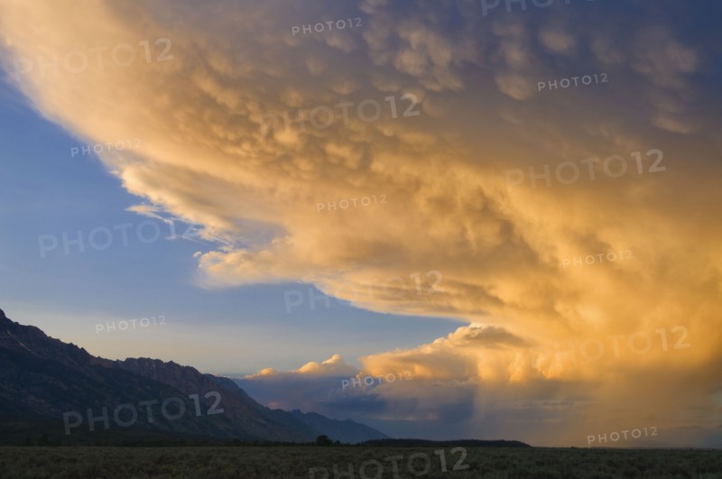USA, Wyoming, Storm clouds over plains at sunset. Photo : Gary J Weathers