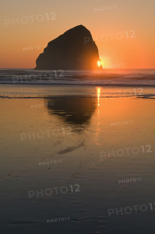 USA, Oregon, beach with stack rock. Photo : Gary J Weathers