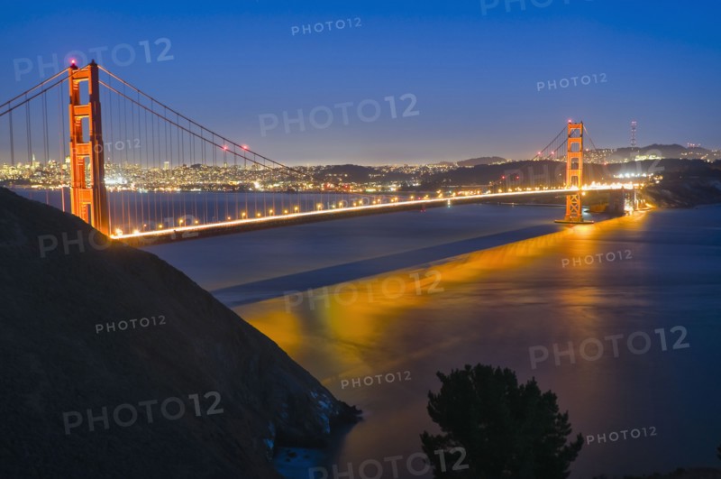 USA, California, Golden Gate Bridge at night. Photo : Gary J Weathers