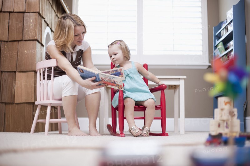 USA, Utah, small girl (2-3) with nanny reading book. Photo : Tim Pannell