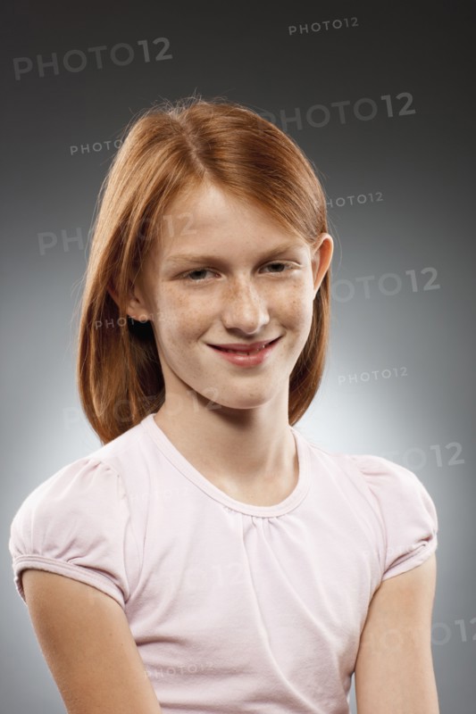Portrait of redhead girl (10-11), studio shot. Photo : FBP