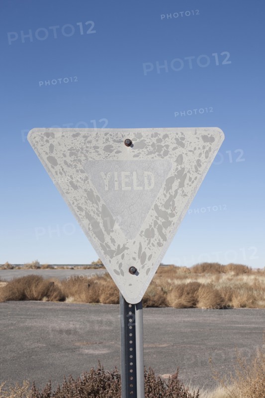 USA, Arizona, Winslow, Old yield sign. Photo : David Engelhardt