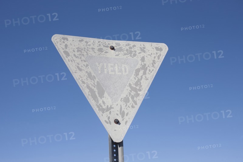 USA, Arizona, Winslow, Old yield sign against blue sky. Photo : David Engelhardt