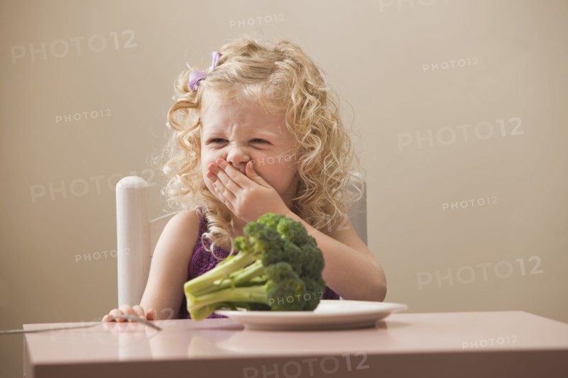 USA, Utah, Lehi, girl (2-3) disgusted with broccoli. Photo : Mike Kemp