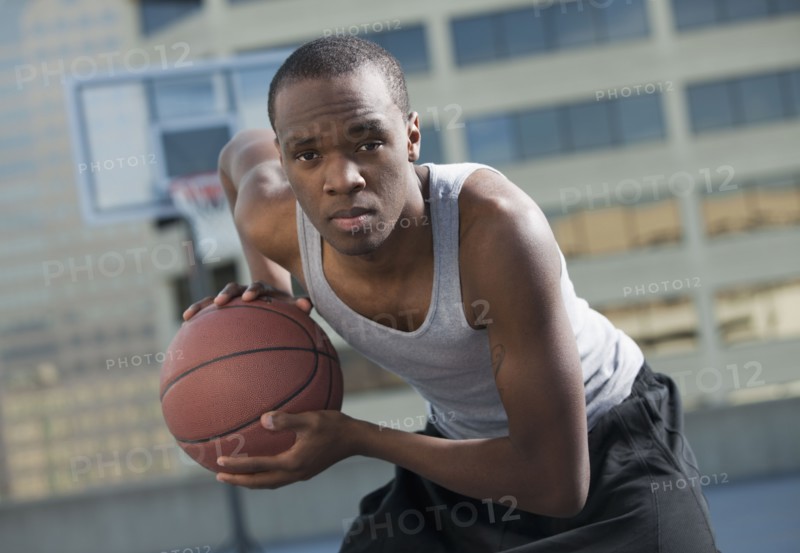 USA, Utah, Salt Lake City, basketball player holding basketball. Photo : Mike Kemp