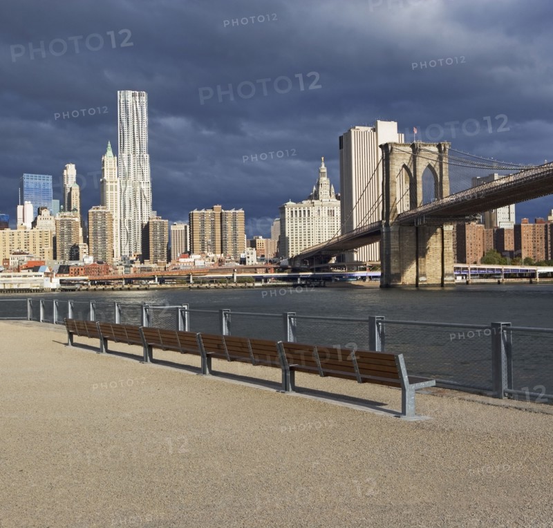 USA, New York City, Manhattan skyline with Brooklyn Bridge. Photo : fotog