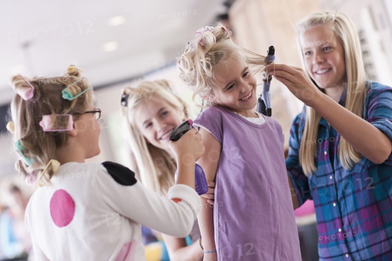 USA, Utah, family portrait of sisters (6-7, 8-9, 12-13, 14-15, 16-17) preparing hairs and having fun. Photo : Tim Pannell