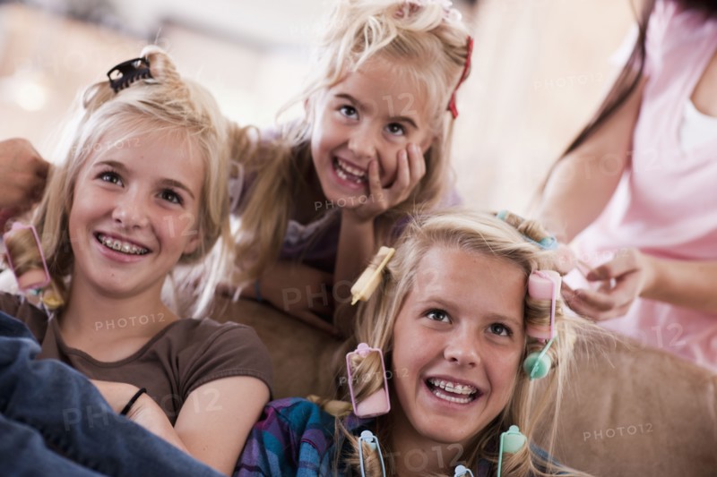 USA, Utah, family portrait of sisters (6-7, 8-9, 12-13, 14-15, 16-17) preparing hairs and having fun. Photo : Tim Pannell