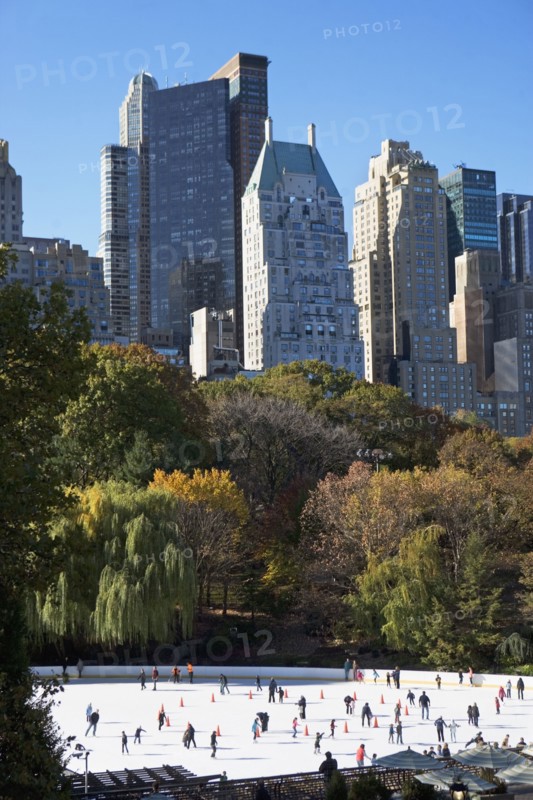 USA, New York City, people ice skating in Central Park. Photo : fotog