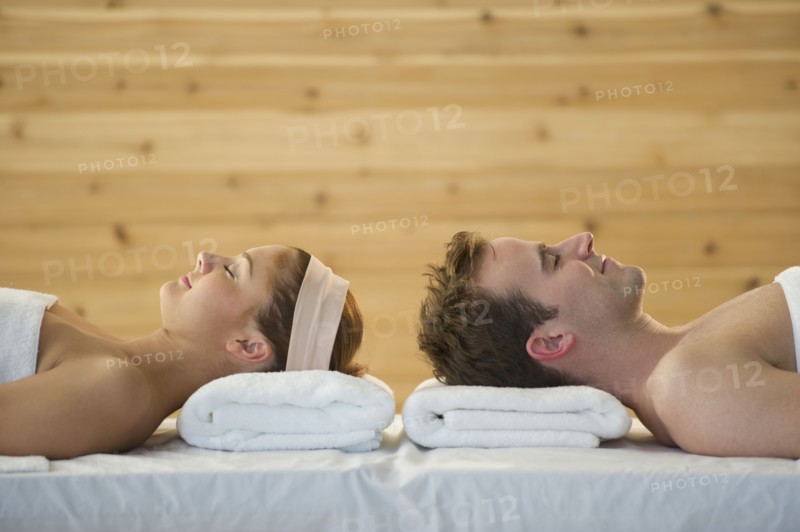 USA, New Jersey, Jersey City, Portrait of young couple lying in spa.