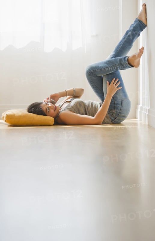 USA, New Jersey, Jersey City, Young attractive woman using mobile phone. Photo : Daniel Grill