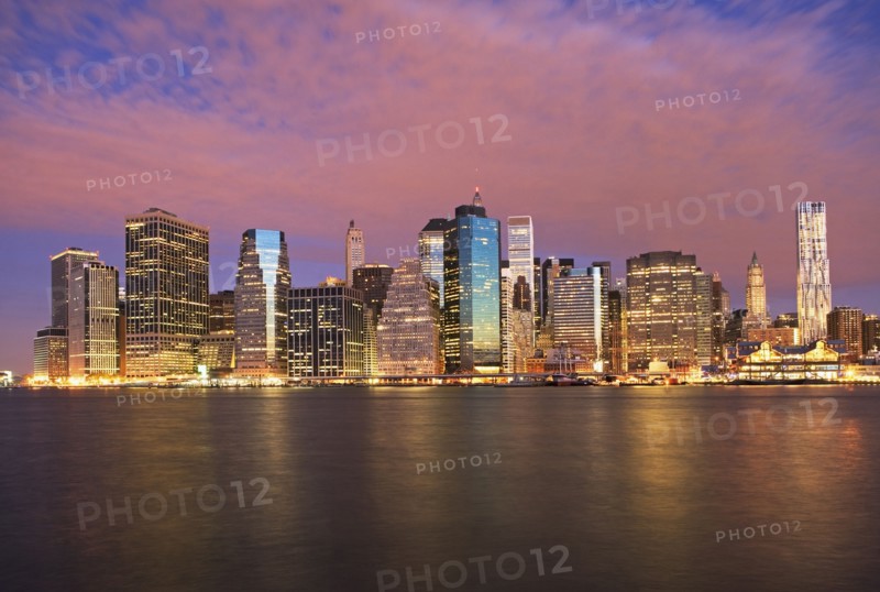 USA, New York City, Manhattan skyline at dusk. Photo : fotog