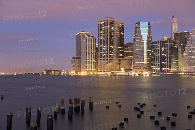 USA, New York City, Manhattan skyline at dusk. Photo : fotog