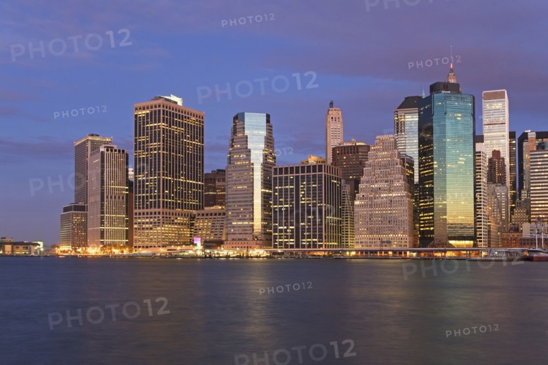 USA, New York City, Manhattan skyline at dusk. Photo : fotog