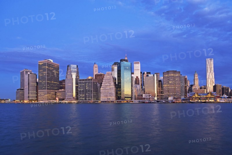 USA, New York City, Manhattan skyline at dusk. Photo : fotog