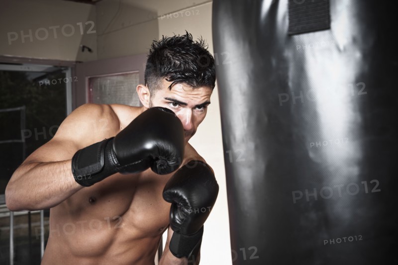 USA, Seattle, Portrait of young man boxing in gym. Photo : Take A Pix Media