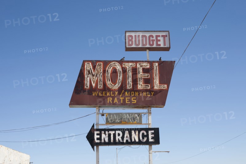 USA, Arizona, Winslow, Old-fashioned motel sign against blue sky. Photo : David Engelhardt