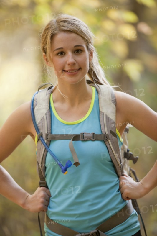 USA, Utah, young woman with backpack in forest. Photo : Mike Kemp