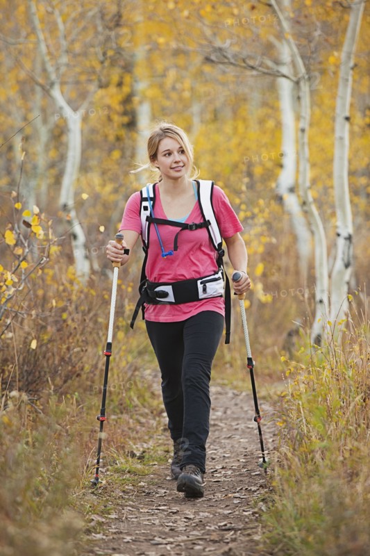 USA, Utah, young woman walking on trail. Photo : Mike Kemp