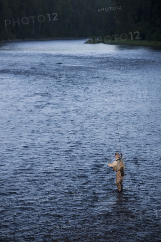 Canada, British Columbia, Fernie, Man fly fishing in river. Photo : Dan Bannister