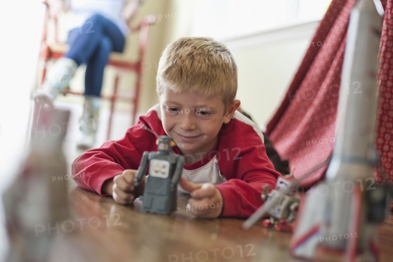 USA, Utah, Boy (6-7) playing on floor. Photo : Tim Pannell