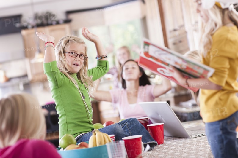 USA, Utah, family portrait of sisters (6-7, 8-9, 12-13, 14-15, 16-17) having fun at table. Photo : Tim Pannell