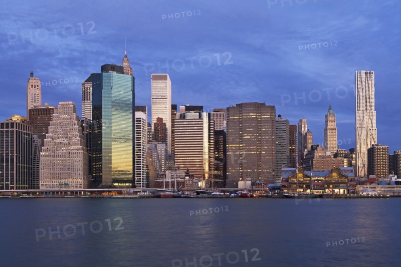 USA, New York City, Manhattan skyline at dusk. Photo : fotog