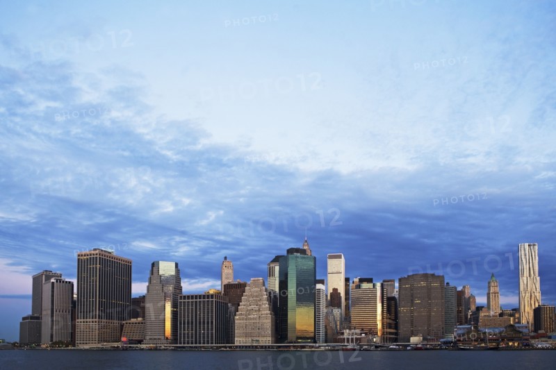 USA, New York City, Manhattan skyline at dusk. Photo : fotog