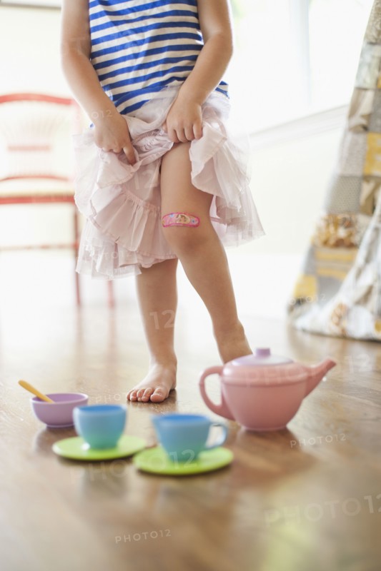 USA, Utah, Girl (2-3) playing on floor. Photo : Tim Pannell