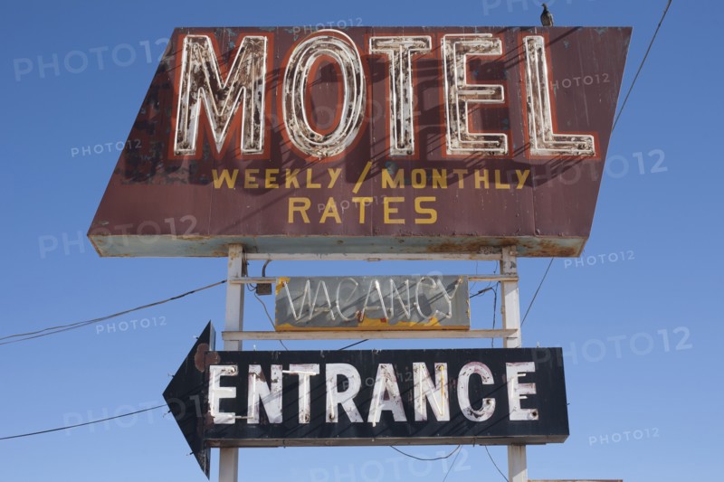 USA, Arizona, Winslow, Old-fashioned motel sign against blue sky. Photo : David Engelhardt
