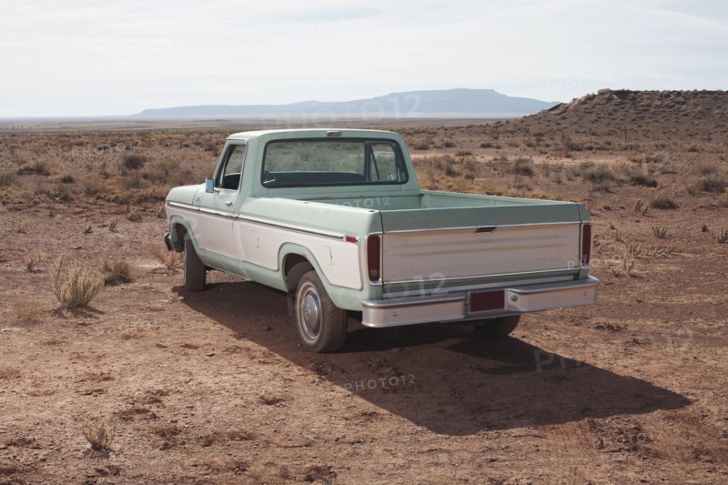 USA, Arizona, Winslow, Pick-up truck on desert. Photo : David Engelhardt