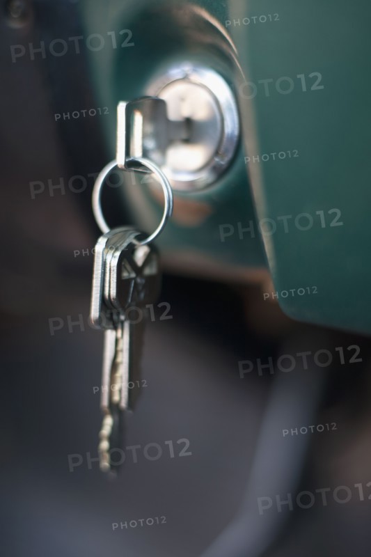 USA, Arizona, Winslow, Key in ignition, close-up. Photo : David Engelhardt