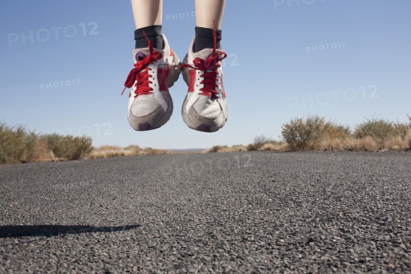 USA, Arizona, Winslow, Human feet in sport shoes jumping. Photo : David Engelhardt