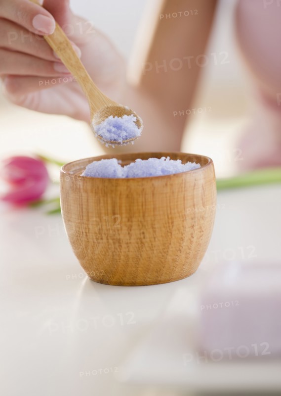 USA, New Jersey, Jersey City, Close-up view of woman hand holding spoon with salt. Photo : Jamie Grill Photography