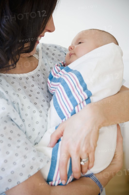 USA, New Jersey, Jersey City, Portrait of mother embracing baby girl (2-5 months). Photo : Jamie Grill Photography