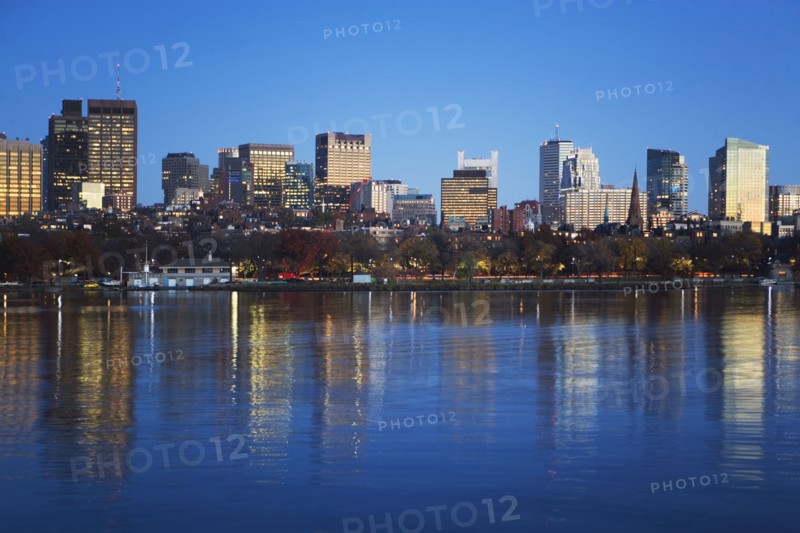 USA, Massachusetts, Boston skyline at dusk. Photo : fotog