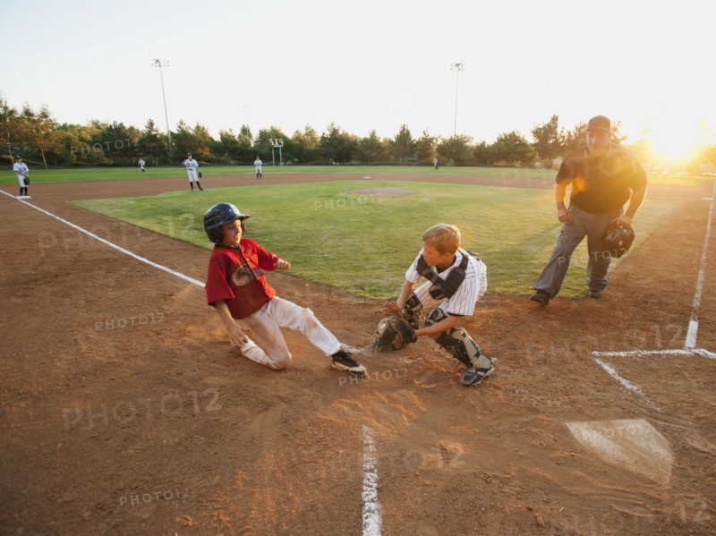 USA, California, Ladera Ranch, boys (10-11) playing baseball.