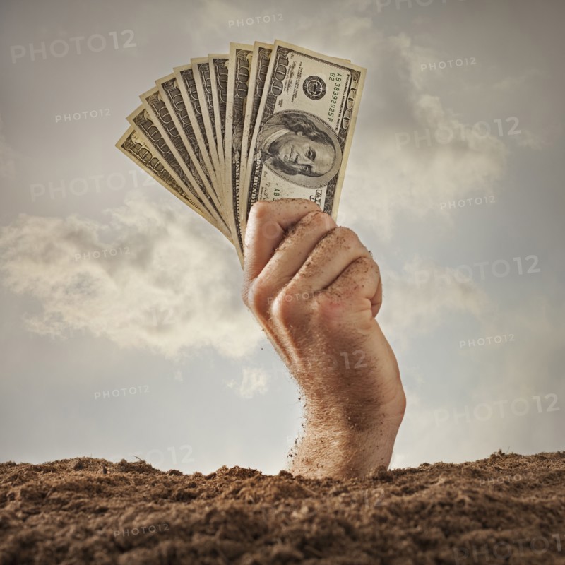 Human hand holding one hundred dollar banknotes, studio shot. Photo : Mike Kemp