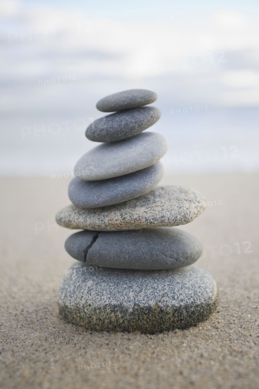USA, Massachusetts, Beach stones stacked. Photo : Chris Hackett