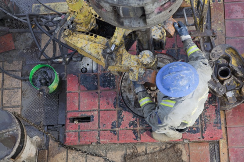 Oil worker drilling for oil on rig. Photo : Dan Bannister