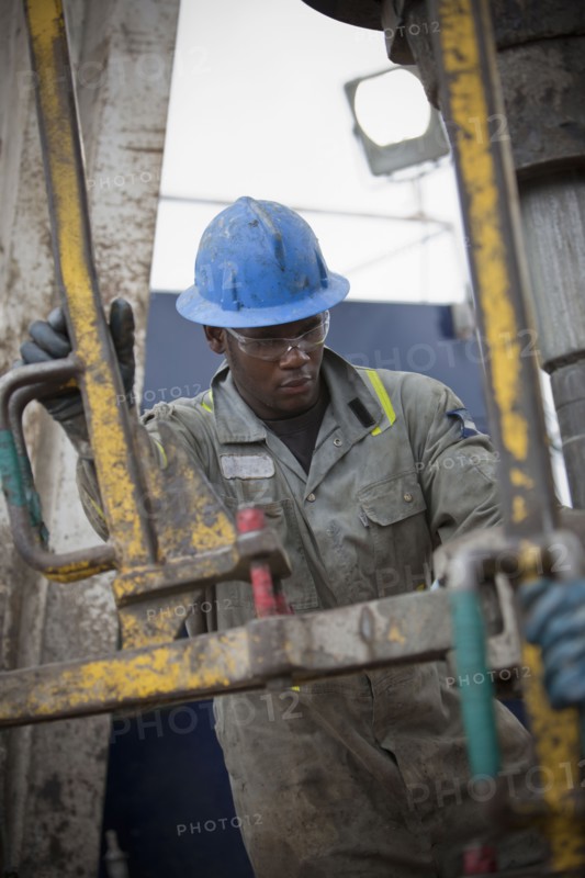 Oil worker drilling for oil on rig. Photo : Dan Bannister