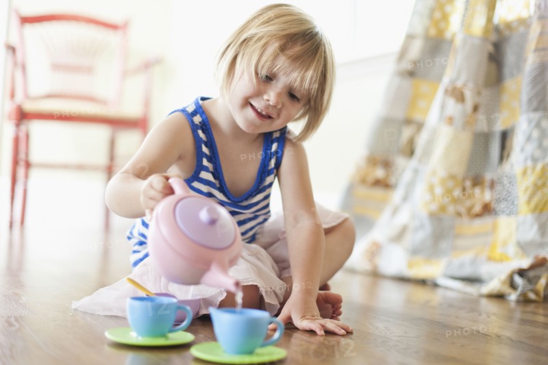 USA, Utah, Girl (2-3) playing on floor. Photo : Tim Pannell