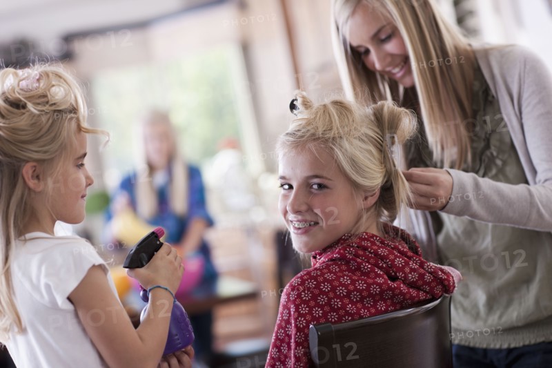 USA, Utah, family portrait of sisters (6-7, 8-9, 12-13, 14-15, 16-17) preparing hairs and having fun. Photo : Tim Pannell