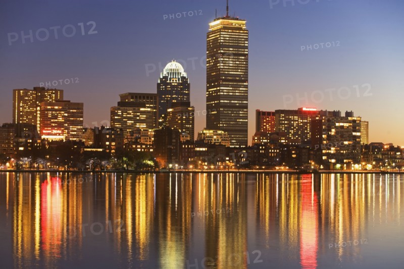 USA, Massachusetts, Boston skyline at dusk. Photo : fotog