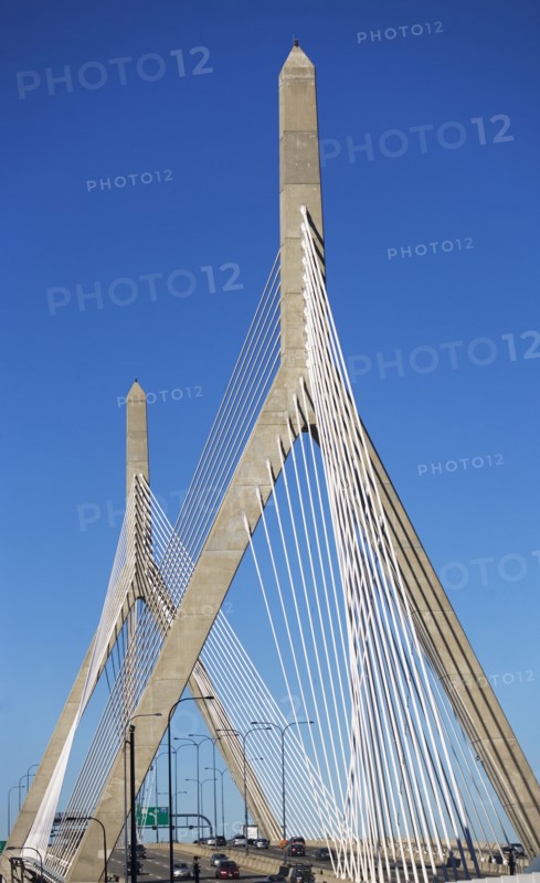 USA, Massachusetts, Boston, Leonard P. Zakim Bunker Hill Memorial Bridge. Photo : fotog