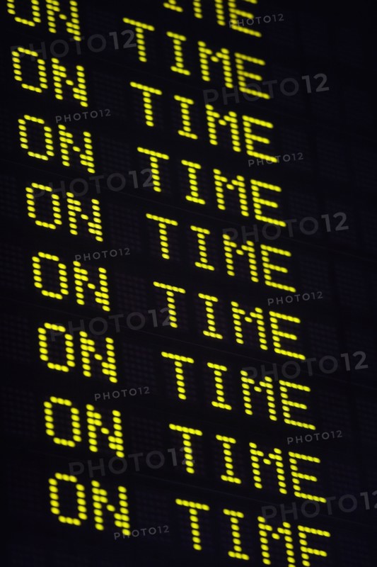 USA, Massachusetts, Boston, arrival departure board. Photo : fotog