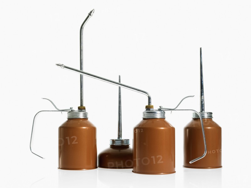 Studio shot of oil cans. Photo : David Arky