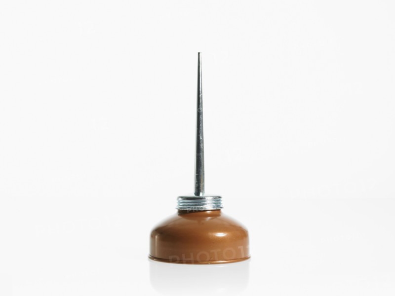 Studio shot of oil can. Photo : David Arky