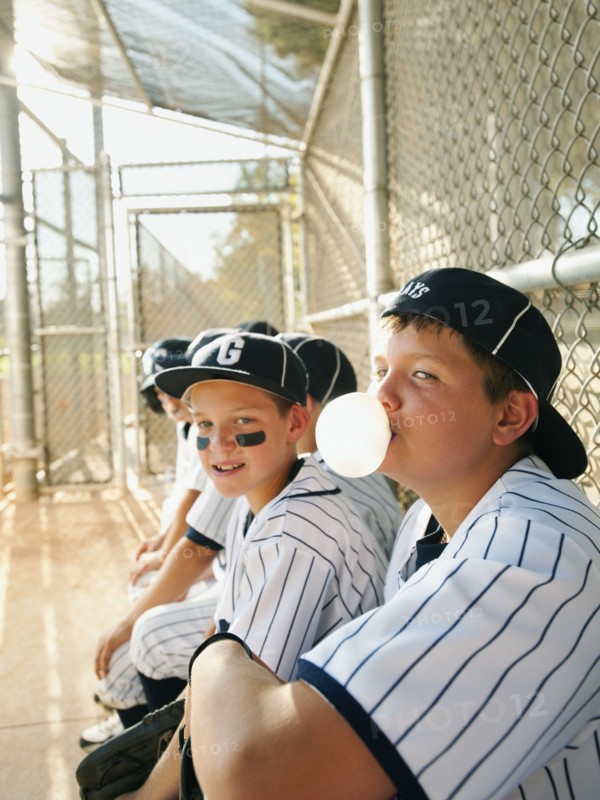 USA, California, Ladera Ranch, boys (10-11)from little league baseball team on dugout.