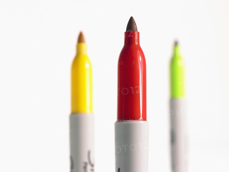 Studio shot red, green and yellow felt-tip pen. Photo : David Arky